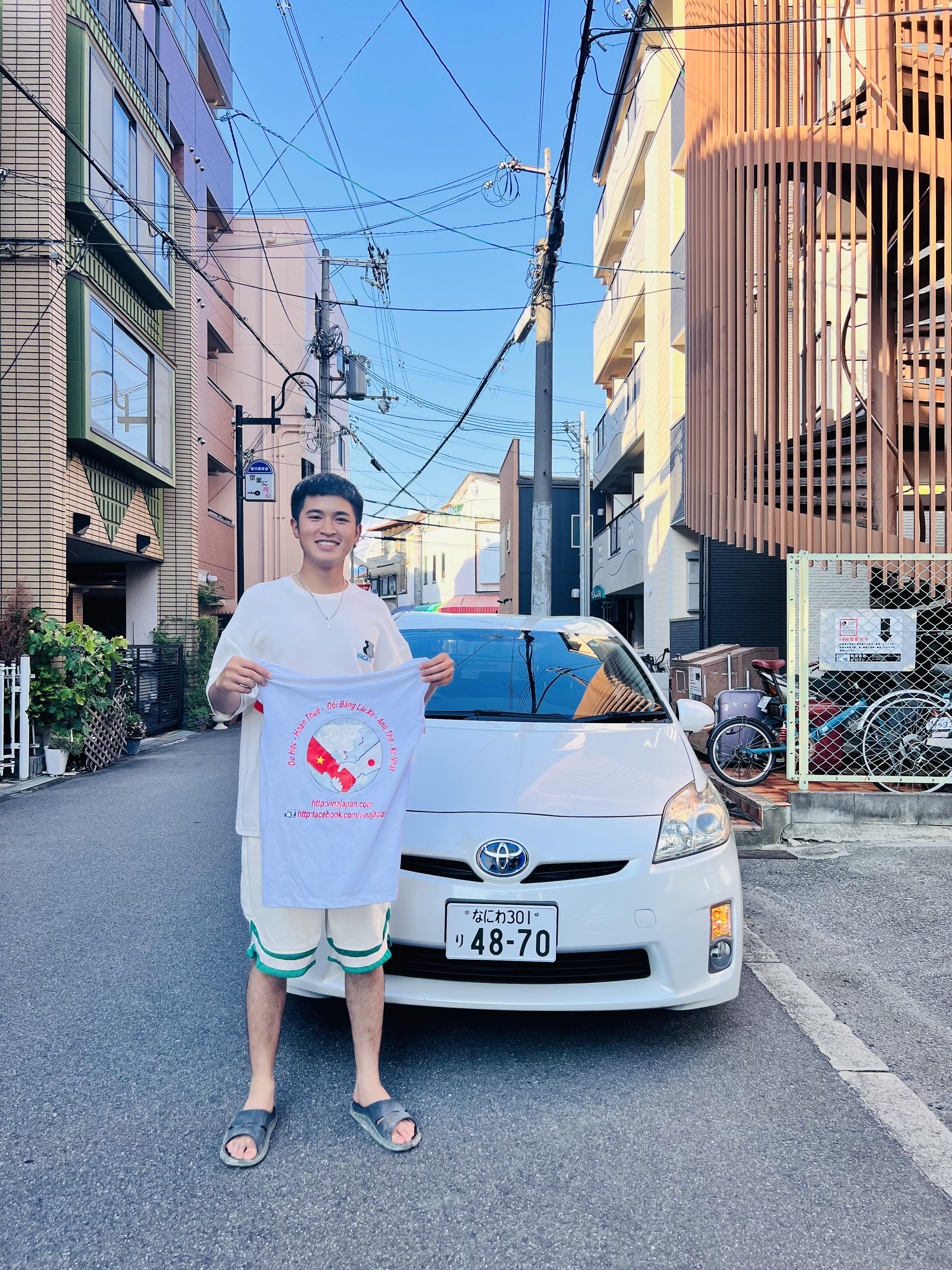 BÀN GIAO XE PRIUS CHO ANH VŨ QUỐC KHÁNH Ở OSAKA